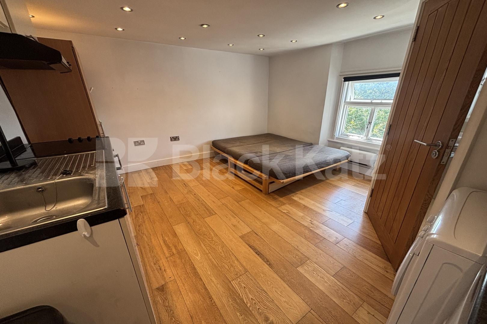 Small but perfectly formed, self contained top floor studio   Upper Tulse Hill, Brixton