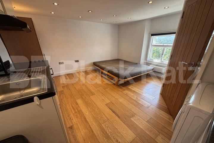 Small but perfectly formed, self contained top floor studio   Upper Tulse Hill, Brixton