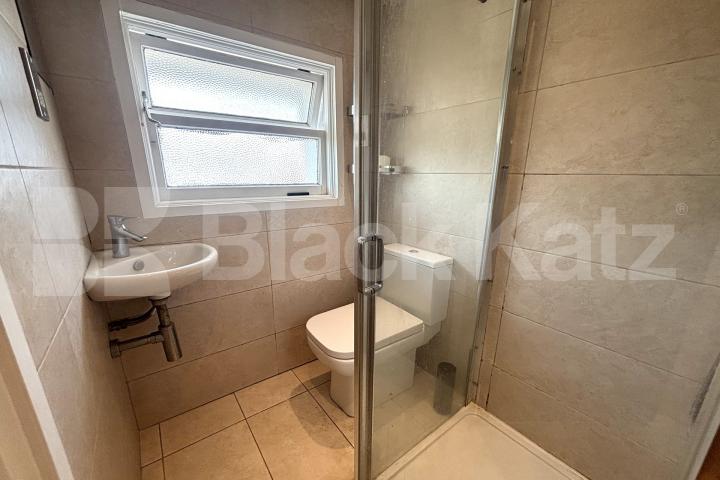 Small but perfectly formed, self contained top floor studio   Upper Tulse Hill, Brixton
