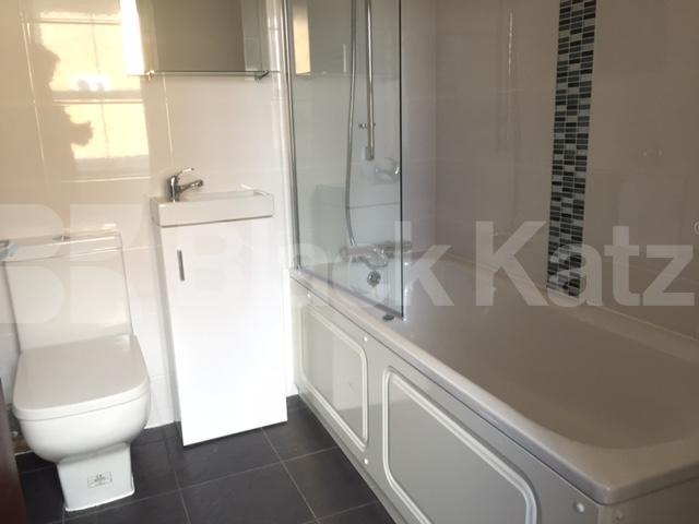 			STUNNING SPACIOUS SPLIT LEVEL 3 BEDROOM FLAT, 3 Bedroom, 1 bath, 1 reception Flat			 Green Lanes, NEWINGTON GREEN-STOKE NEWINGTON