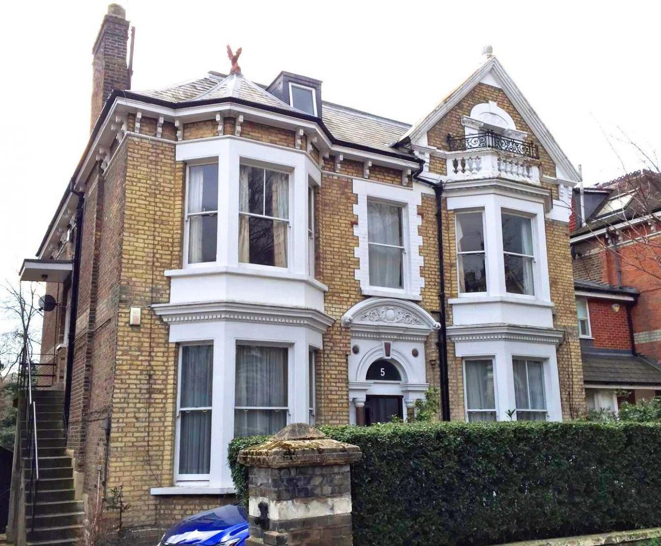 			UNDER OFFER , 2 Bedroom, 1 bath, 1 reception Flat			 Woodchurch Road, WEST HAMPSTEAD