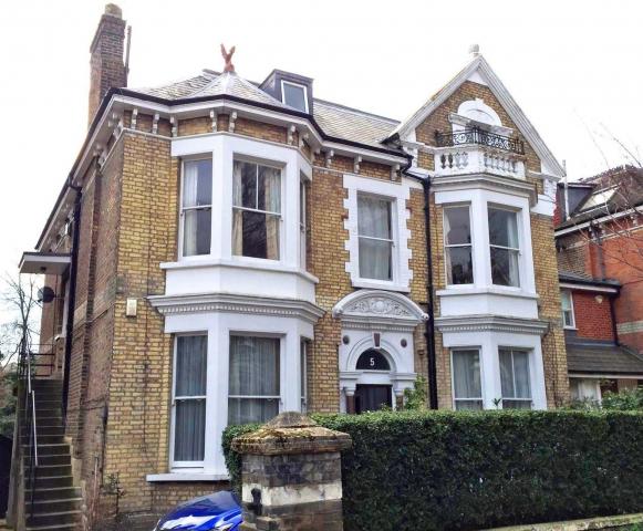 			UNDER OFFER , 2 Bedroom, 1 bath, 1 reception Flat			 Woodchurch Road, WEST HAMPSTEAD