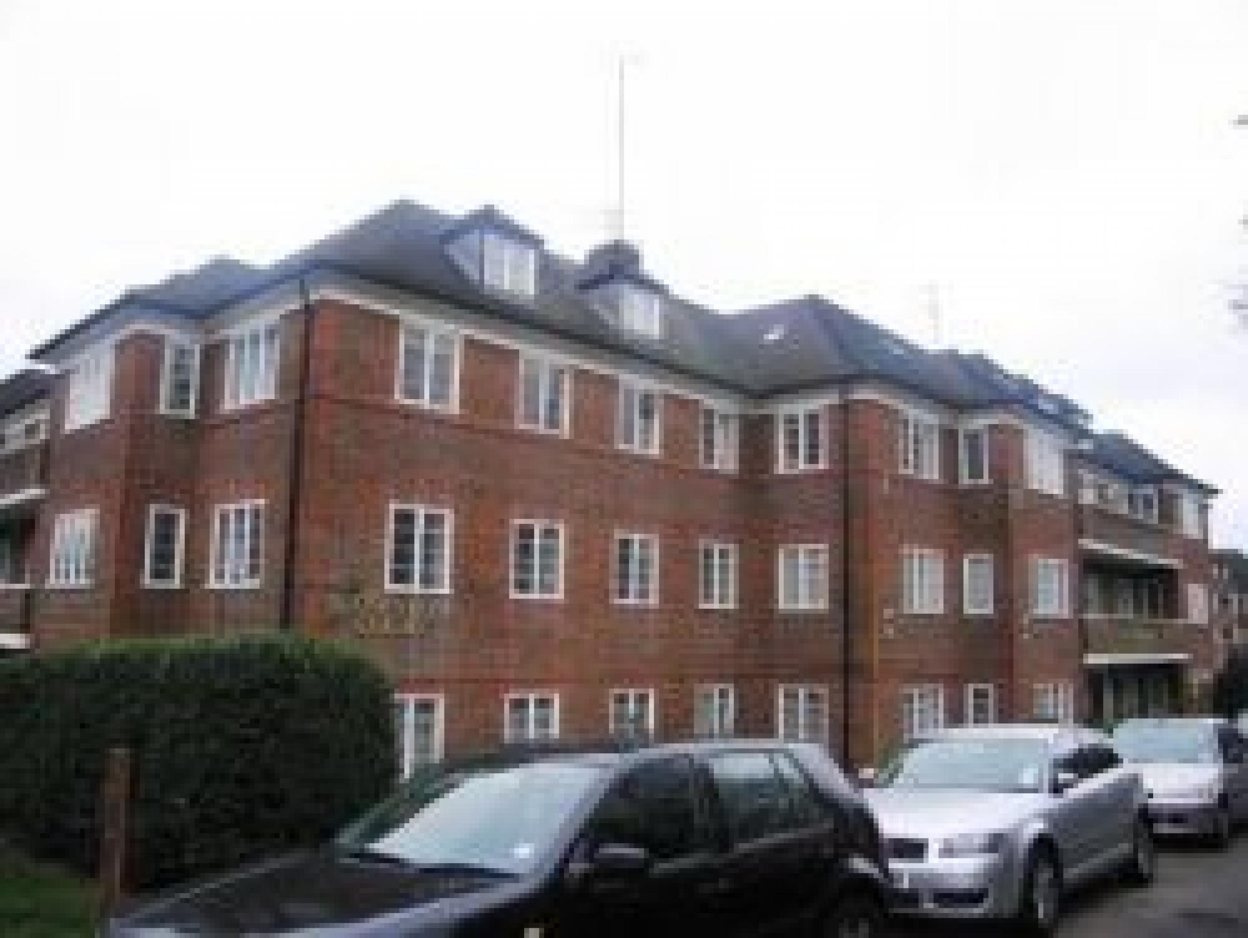 			3 Bedroom, 1 bath, 1 reception Flat			 Lyttleton Road, HAMPSTEAD GARDEN SUBURB/EAST FINCHLEY N2 N2