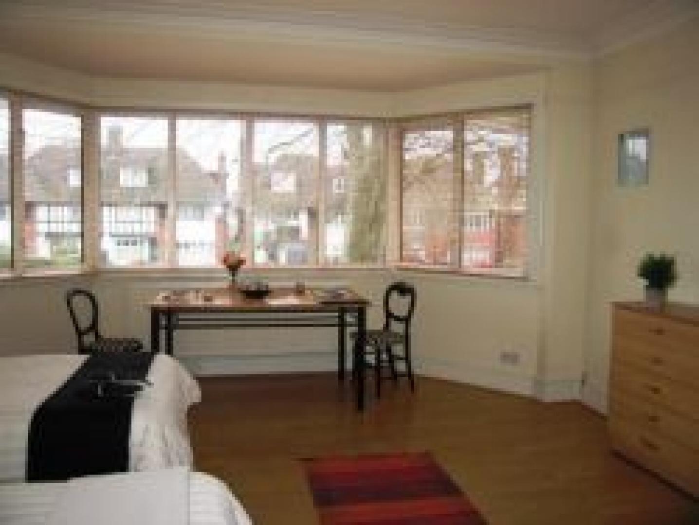 			BILLS ARE ALL INCLUSIVE!!!, Studio Apartment, 1 bath, 1 reception Flat			 Finchley Road, GOLDERS GREEN NW11