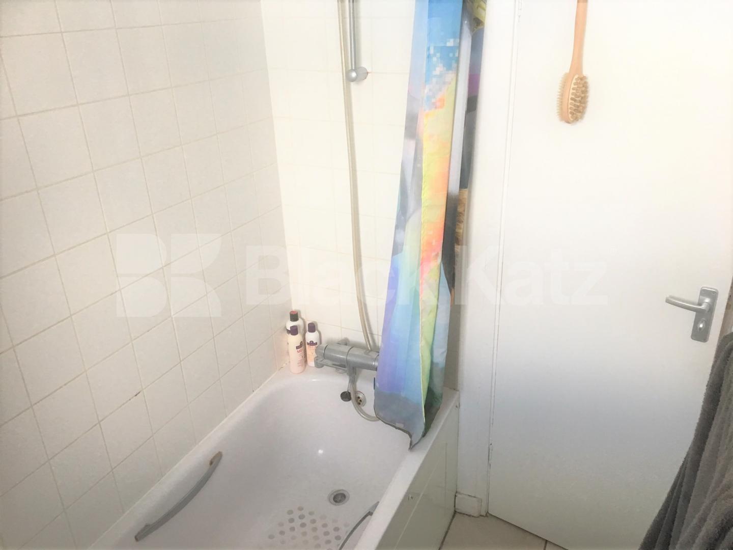 			GREAT VALUE FOR MONEY TWO BEDROOM APARTMENT, 2 Bedroom, 1 bath, 1 reception Flat			 Devas Street E3, BOW