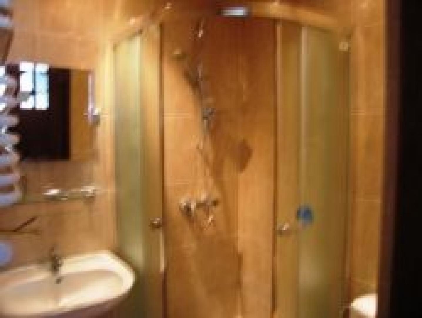 			3 Bedroom, 1 bath, 1 reception Flat			 Cleveland Gardens, GOLDERS GREEN NW11