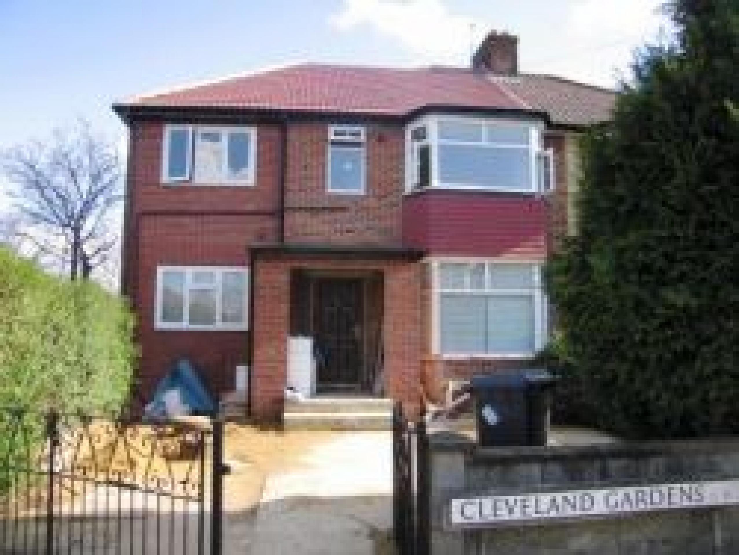 			3 Bedroom, 1 bath, 1 reception Flat			 Cleveland Gardens, GOLDERS GREEN NW11 NW2