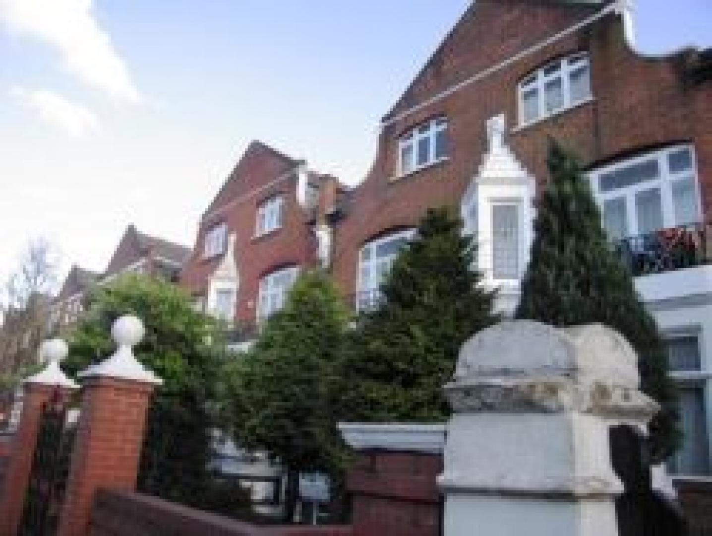			Studio Apartment, 1 bath, 1 reception Studio			 Broadhurst Gardens, WEST HAMPSTEAD