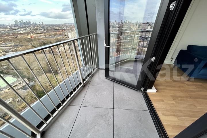 Situated on the 23rd floor with air conditioning, concierge service & gym  The Ceramic Building, Newington Causeway , Borough 