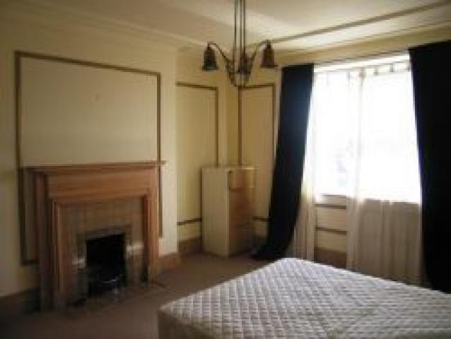 			4 Bedroom, 1 bath, 1 reception Flat			 Sidmouth Road, WILLESDEN/BRONDESBURY NW2