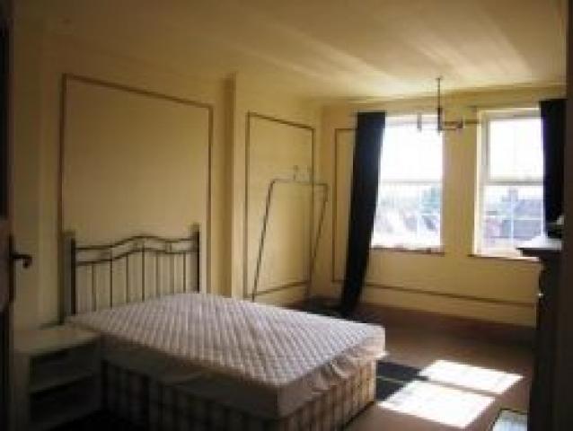 			4 Bedroom, 1 bath, 1 reception Flat			 Sidmouth Road, WILLESDEN/BRONDESBURY NW2