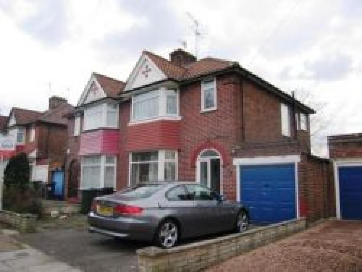 			3 Bedroom, 1 bath, 1 reception Flat			 Cotswold Gardens, GOLDERS GREEN/CRICKLEWOOD NW2