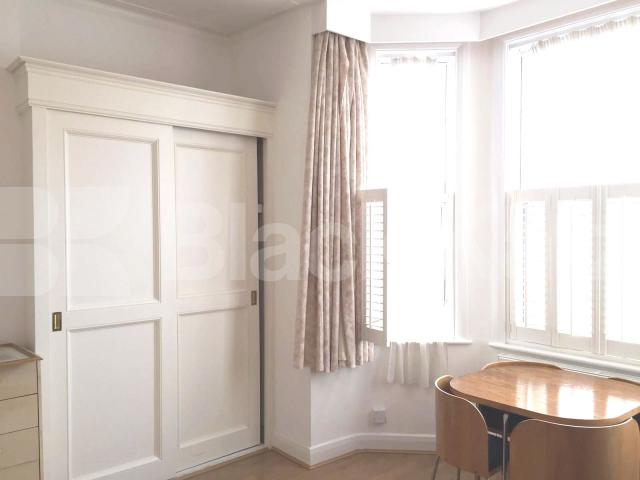 			UNDER OFFER , Studio Apartment, 1 bath, 1 reception Apartment			 Lime Grove, SHEPHERDS BUSH