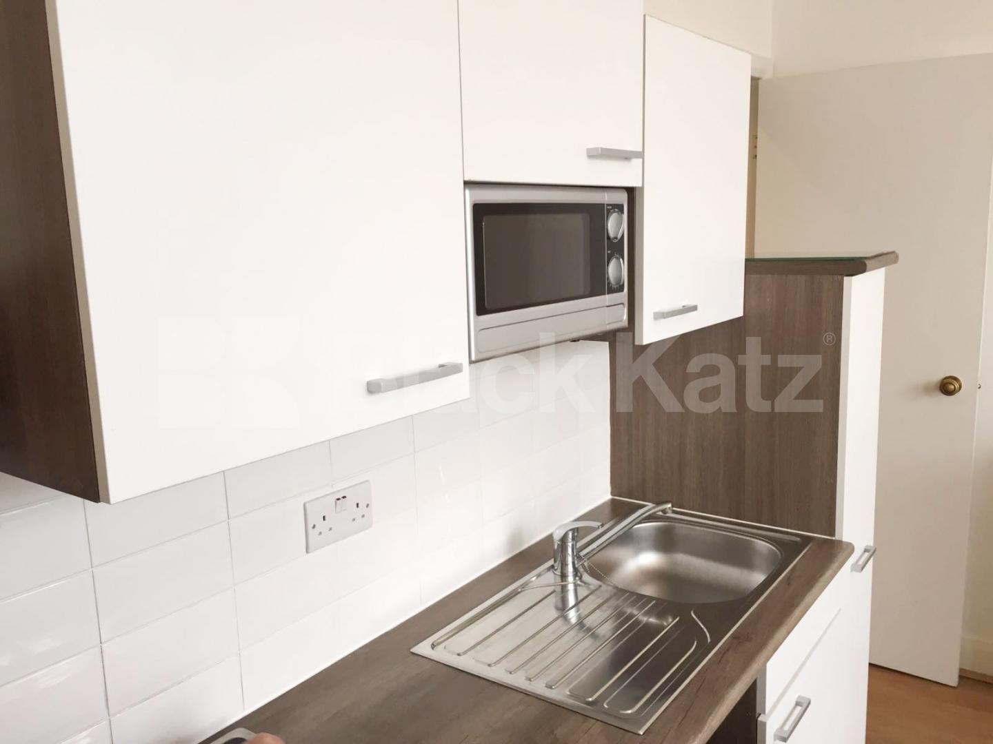 			UNDER OFFER , Studio Apartment, 1 bath, 1 reception Apartment			 Lime Grove, SHEPHERDS BUSH