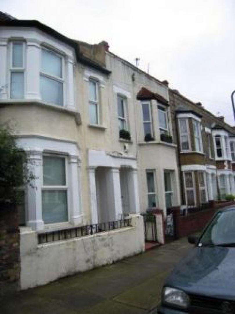 			4 Bedroom, 1 bath, 1 reception Flat			 Ravensworth Road, KENSAL GREEN