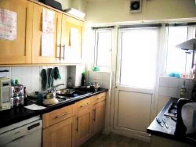 			4 Bedroom, 1 bath, 1 reception Flat			 Willesden Lane, WILLESDEN GREEN