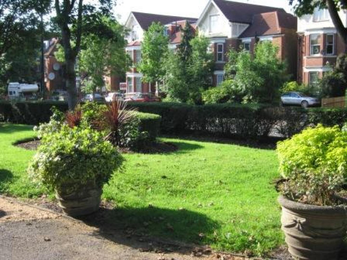 			4 Bedroom, 1 bath, 1 reception Flat			 Willesden Lane, WILLESDEN GREEN