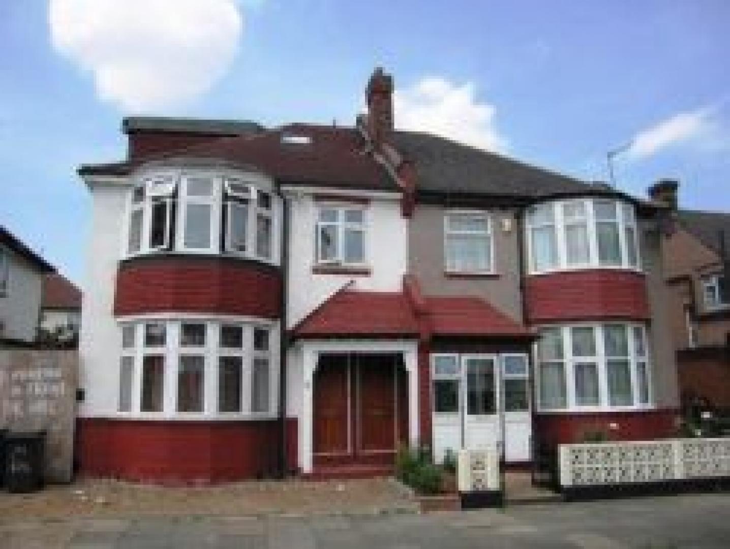 			3 Bedroom, 1 bath, 1 reception Flat			 Gladstone Park Gardens, CRICKLEWOOD