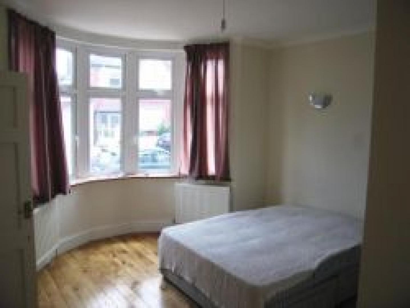 			3 Bedroom, 1 bath, 1 reception Flat			 Gladstone Park Gardens, CRICKLEWOOD