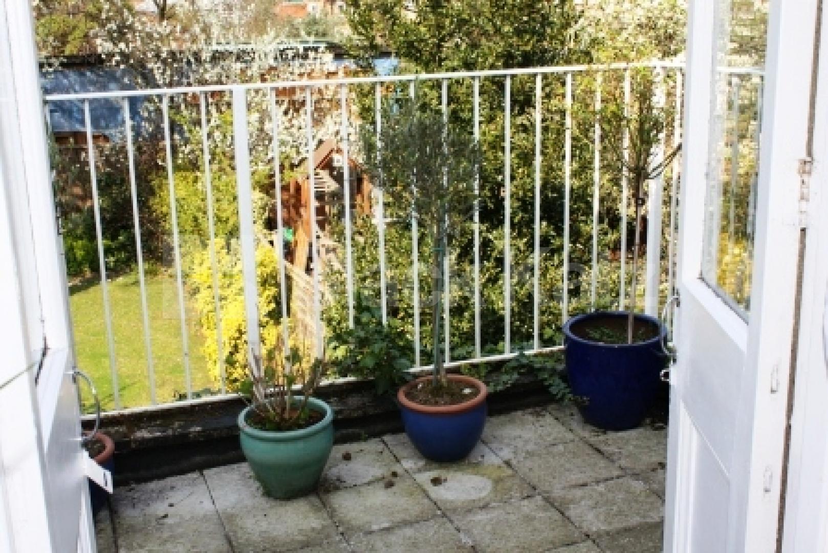 			NEW INSTRUCTION!, 2 Bedroom, 1 bath, 1 reception Flat			 Weston Park, CROUCH END