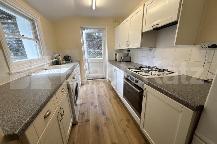 Stylish Georgian town house over three floors, two bathrooms & patio garden   Henshaw Street, Elephant and Castle