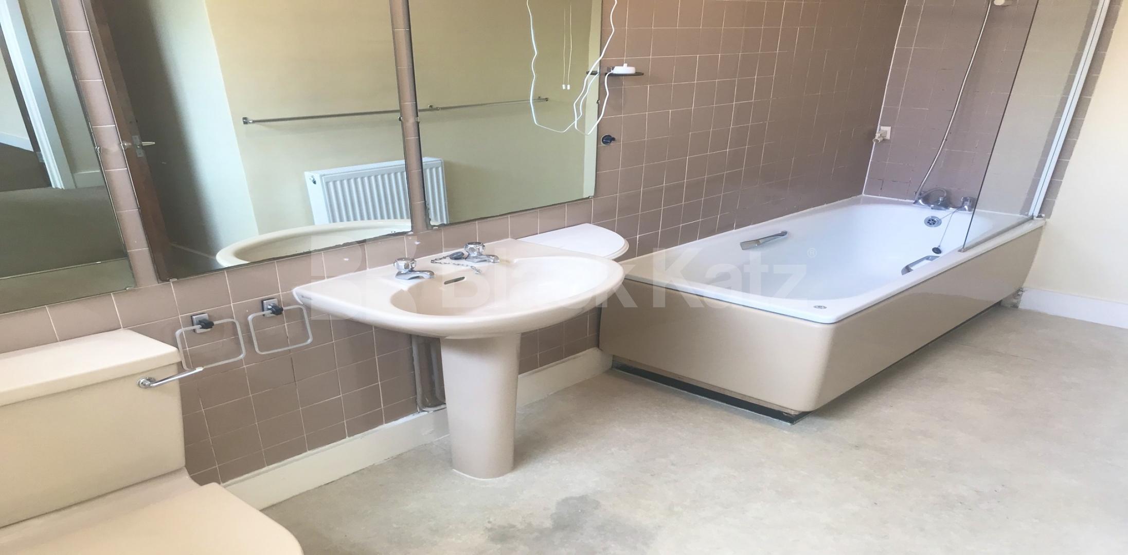 			LET , 4 Bedroom, 1 bath, 1 reception Mews House			 Temple West Mews.West Square , Lambeth North / Kennington  