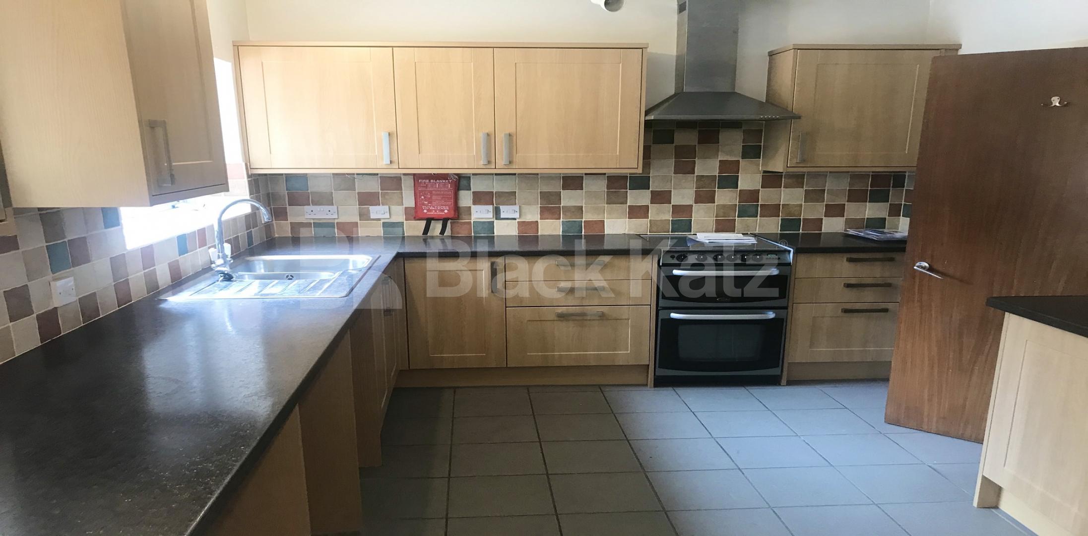 			LET , 4 Bedroom, 1 bath, 1 reception Mews House			 Temple West Mews.West Square , Lambeth North / Kennington  