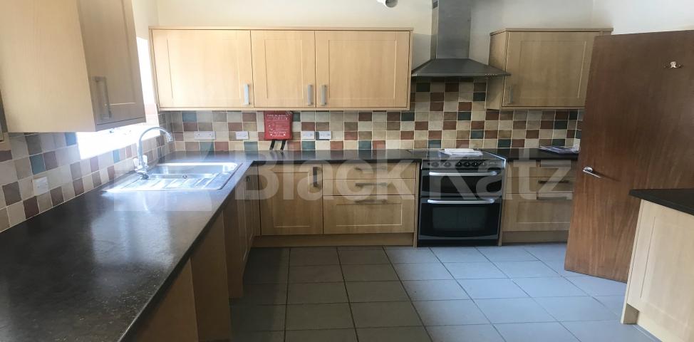 			LET , 4 Bedroom, 1 bath, 1 reception Mews House			 Temple West Mews.West Square , Lambeth North / Kennington  