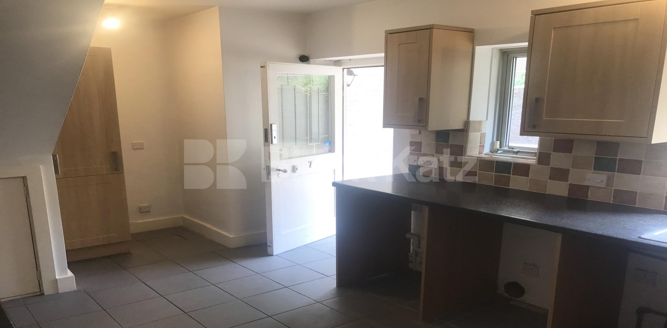 			LET , 4 Bedroom, 1 bath, 1 reception Mews House			 Temple West Mews.West Square , Lambeth North / Kennington  