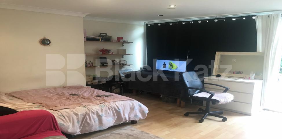 			NEW INSTRUCTION , 4 Bedroom, 1 bath, 1 reception Apartment			 Falmouth Road, London Bridge/Borough