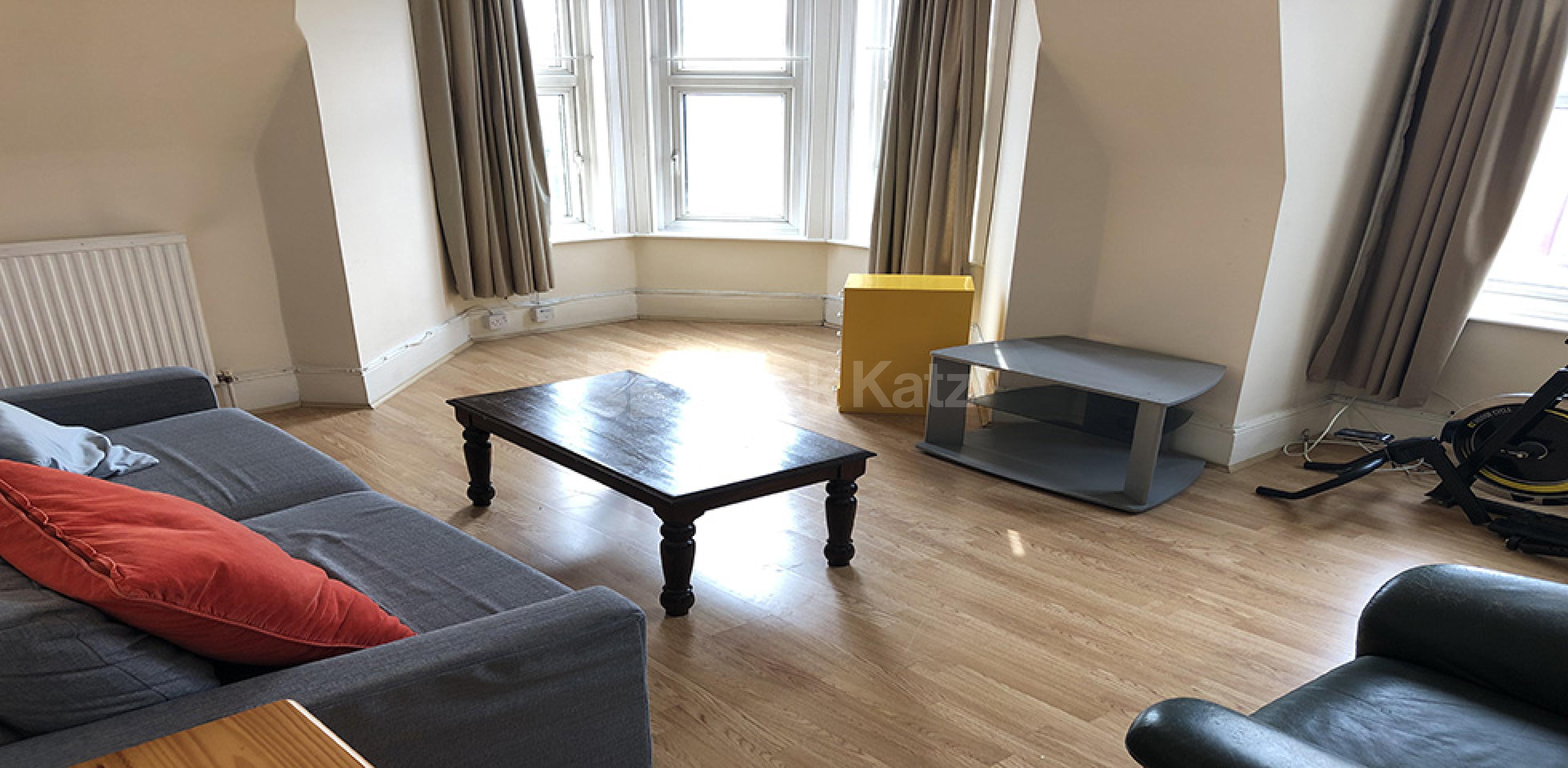 			Spacious 1 bedroom flat, 1 Bedroom, 1 bath, 1 reception Apartment			 Grand Parade, Green Lanes, Harringay N4