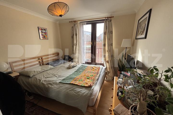 1420 Sq.Ft of living & entertaining space by the River Thames  Elephant lane , Bermondsey / Rotherhithe 