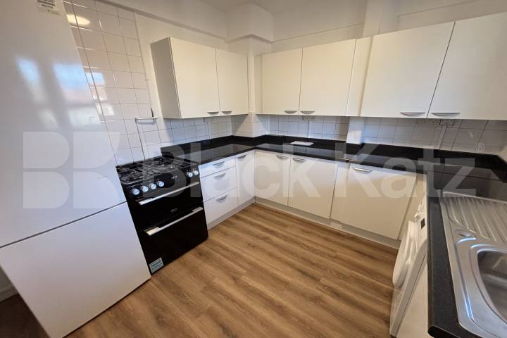 Newly refurbished bright & airy Mid-century development  Peckham Road , Camberwell/Peckham
