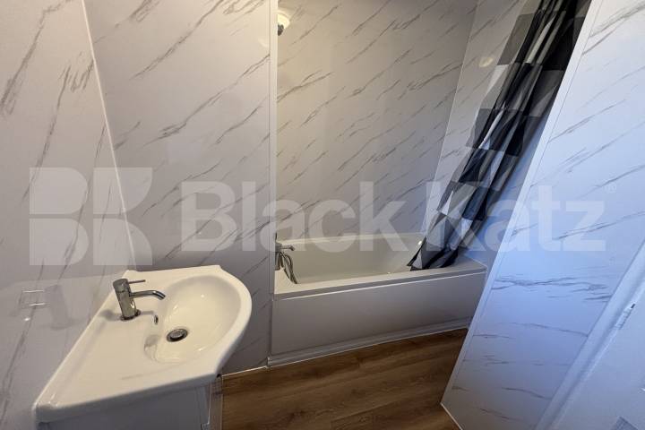 Newly refurbished bright & airy Mid-century development  Peckham Road , Camberwell/Peckham