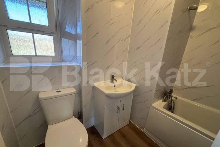 Newly refurbished bright & airy Mid-century development  Peckham Road , Camberwell/Peckham