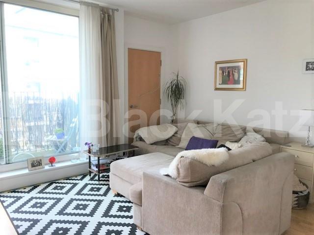 			MODERN 1 BEDROOM APARTMENT WITH A BALCONY , 1 Bedroom, 1 bath, 1 reception Flat			 Hamond Square , HOXTON-OLD STREET-SHOREDITCH 