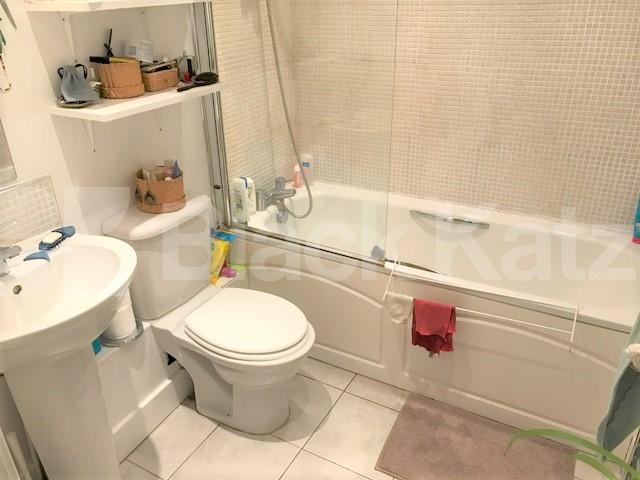 			MODERN 1 BEDROOM APARTMENT WITH A BALCONY , 1 Bedroom, 1 bath, 1 reception Flat			 Hamond Square , HOXTON-OLD STREET-SHOREDITCH 