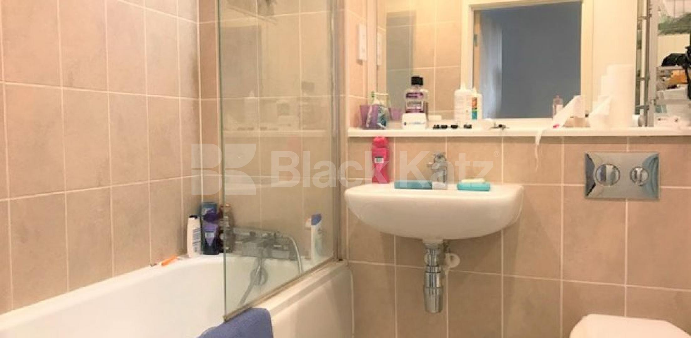 			STUNNING NEW BUILD APARTMENT ON ESSEX ROAD, 1 Bedroom, 1 bath, 1 reception Flat			 Essex Road, ISLINGTON-CANONBURY 