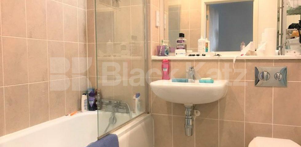 			STUNNING NEW BUILD APARTMENT ON ESSEX ROAD, 1 Bedroom, 1 bath, 1 reception Flat			 Essex Road, ISLINGTON-CANONBURY 