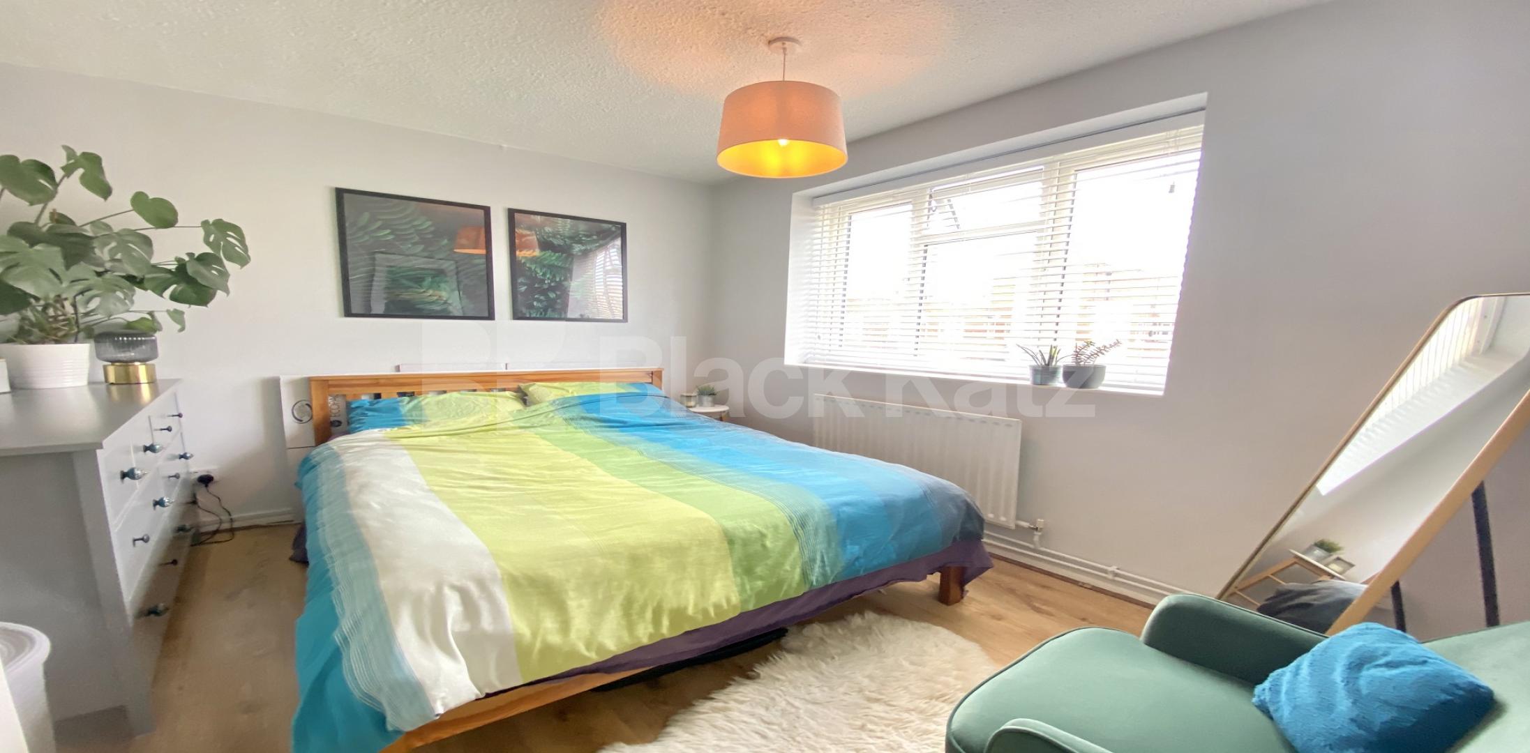 			LET , 2 Bedroom, 1 bath, 1 reception Apartment			 Enid Street, Bermondsey