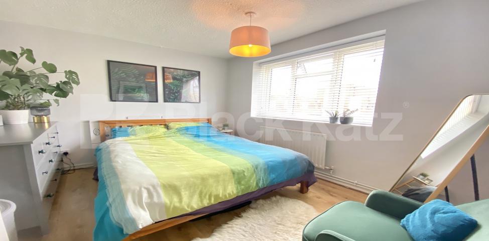 			LET , 2 Bedroom, 1 bath, 1 reception Apartment			 Enid Street, Bermondsey