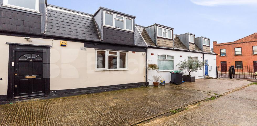 			Two Bedroom Mews Property !, 2 Bedroom, 1 bath, 1 reception Flat			 Fairfax Mews, Turnpike Lane