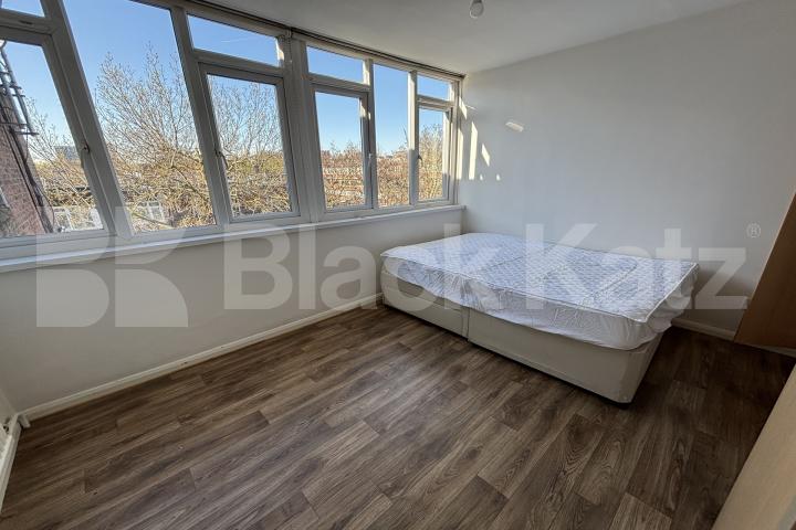 Generous duplex apartment with roof terrace  Blore Close, Battersea/Vauxhall