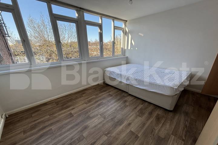 Generous duplex apartment with roof terrace  Blore Close, Battersea/Vauxhall