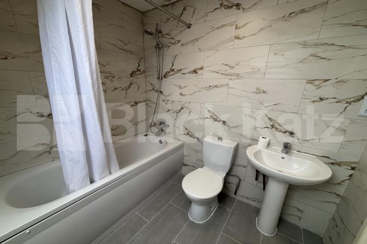 Duplex apartment flooded with natural light and very good storage Cadet Drive , Bermondsey