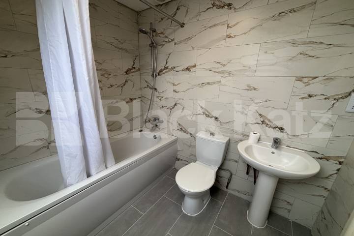 Duplex apartment flooded with natural light and very good storage Cadet Drive , Bermondsey