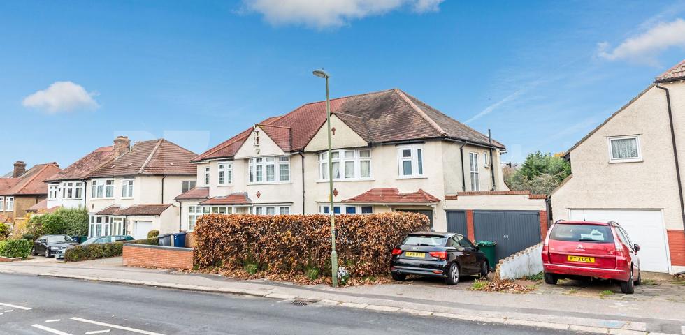 			3 Bedroom, 1 bath, 1 reception House			 Netherlands Road, East Barnet Village / Oakleigh Park