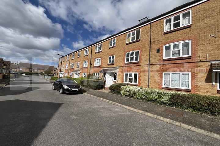 Duplex apartment flooded with natural light and very good storage Cadet Drive , Bermondsey