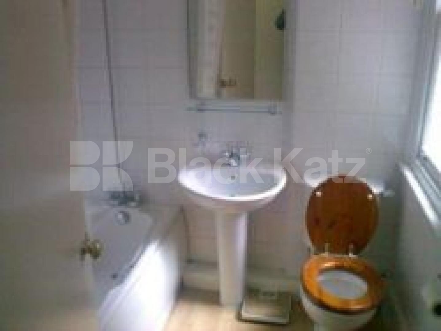 			NEWLY INSTRUCTED, AVAILABLE NOW!, 2 Bedroom, 1 bath, 1 reception Flat			 Talbot Road, HIGHGATE N6