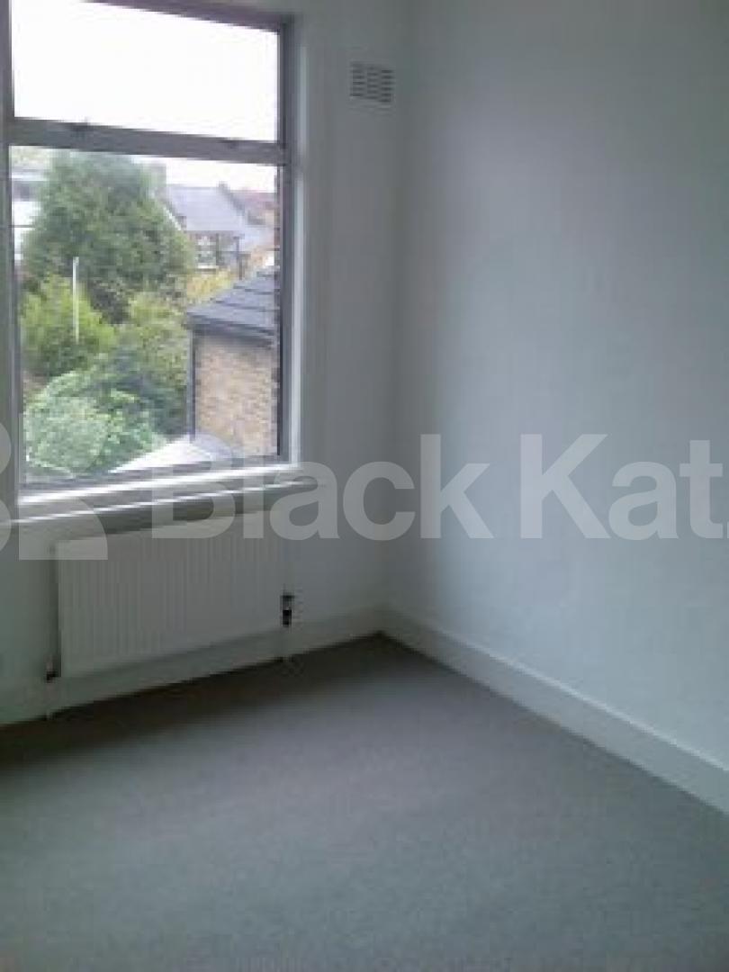 			LARGE HOUSE WITH GARDEN, 4 Bedroom, 1 bath, 1 reception Terraced House			 Glenwood Road, Turnpike Lane  N15
